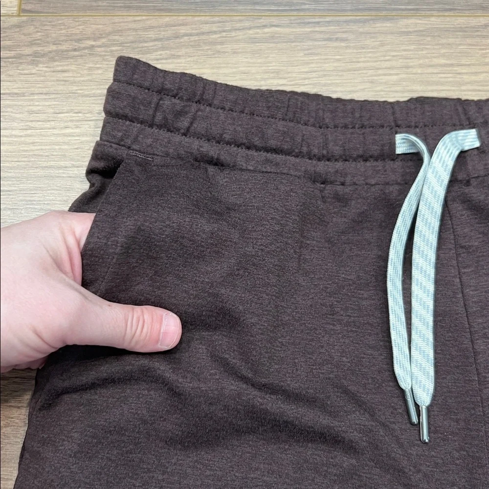 Vuori Halo Essential Wideleg Pant in Raisin Heather Brown Size Medium? - Picture 5 of 12